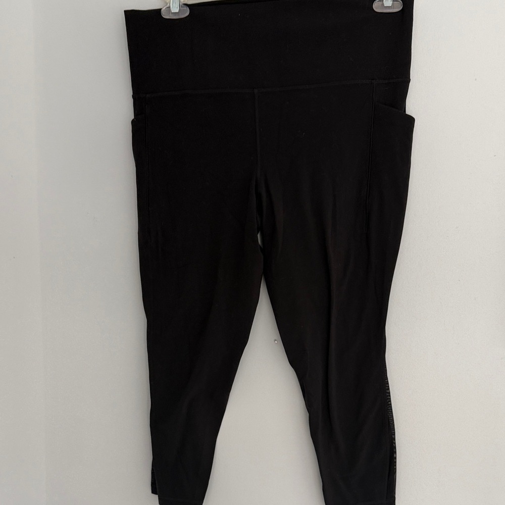 Athleta Black High-Waist Capri Leggings with Side Pockets Salutation stash 7/8